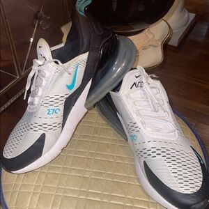 Nike  Air Maxx 270 Men Sneakers. Very Clean EUC